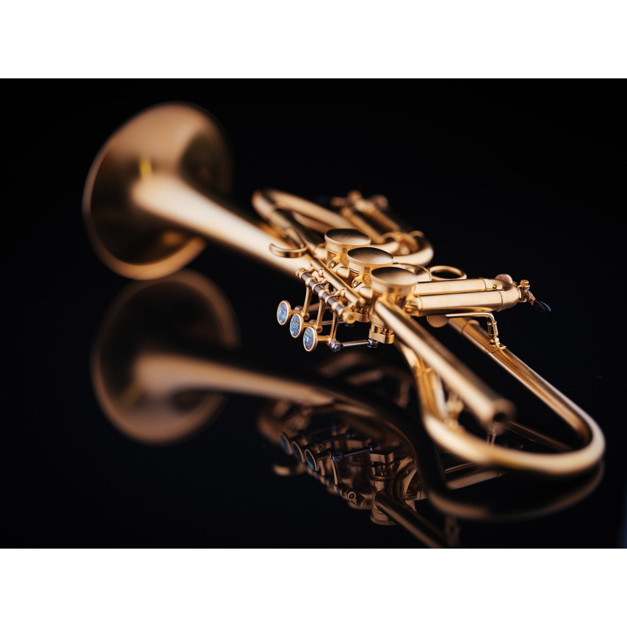 Trompete. Musical Instrument. golden Horn mit Flagge. Klang und